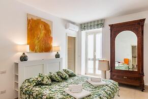 L Escalier Suite in Noto