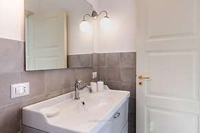 L Escalier Suite in Noto