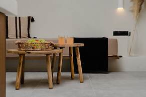 Polis of Naxos Stylish Suites