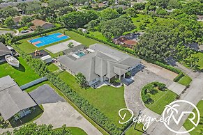 Luxurious 8BR Family Estate with Pool