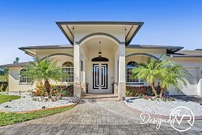 Luxurious 8BR Family Estate with Pool