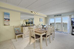 Harbour Island 204m 2 Bedroom Condo by RedAwning