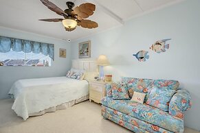 Harbour Island 204m 2 Bedroom Condo by RedAwning