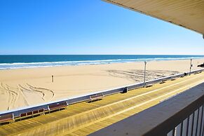 Alameda 6 1 Bedroom Condo by RedAwning