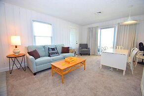 Alameda 6 1 Bedroom Condo by RedAwning