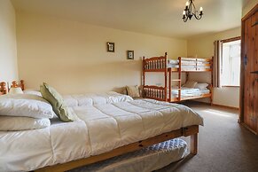 Hulmes Vale House - Sleeps 14 - Peak District