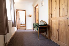 Hulmes Vale House - Sleeps 14 - Peak District