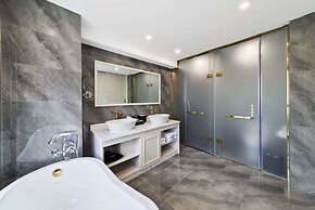 Howard Johnson by Wyndham Lake Serenity Hot Springs Xichang