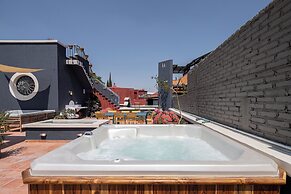Rooftop Jacuzzi! Country-style 4 Bedroom Cottage