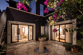 Rooftop Jacuzzi! Country-style 4 Bedroom Cottage