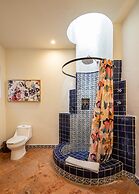 Rooftop Jacuzzi! Country-style 4 Bedroom Cottage