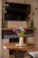 Rooftop Jacuzzi! Country-style 4 Bedroom Cottage