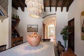 Rooftop Jacuzzi! Country-style 4 Bedroom Cottage