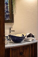 Rooftop Jacuzzi! Country-style 4 Bedroom Cottage