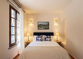 Rooftop Jacuzzi! Country-style 4 Bedroom Cottage