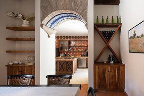 Rooftop Jacuzzi! Country-style 4 Bedroom Cottage