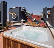 Rooftop Jacuzzi! Country-style 4 Bedroom Cottage