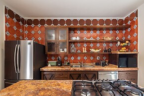 Rooftop Jacuzzi! Country-style 4 Bedroom Cottage