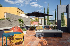 Rooftop Jacuzzi! Country-style 4 Bedroom Cottage