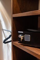 Rooftop Jacuzzi! Country-style 4 Bedroom Cottage