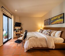 Rooftop Jacuzzi! Country-style 4 Bedroom Cottage