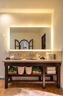 Rooftop Jacuzzi! Country-style 4 Bedroom Cottage