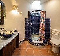 Rooftop Jacuzzi! Country-style 4 Bedroom Cottage