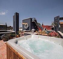 Rooftop Jacuzzi! Country-style 4 Bedroom Cottage