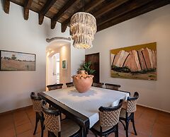 Rooftop Jacuzzi! Country-style 4 Bedroom Cottage