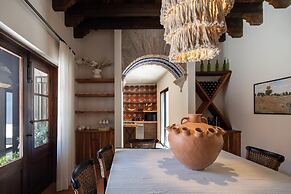 Rooftop Jacuzzi! Country-style 4 Bedroom Cottage