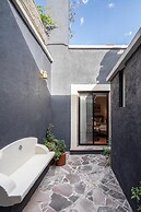 Rooftop Jacuzzi! Country-style 4 Bedroom Cottage