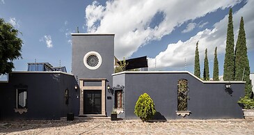 Rooftop Jacuzzi! Country-style 4 Bedroom Cottage