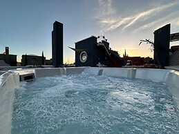Rooftop Jacuzzi! Country-style 4 Bedroom Cottage
