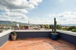 Rooftop Jacuzzi! Country-style 4 Bedroom Cottage