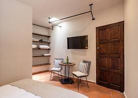 Rooftop Jacuzzi! Country-style 4 Bedroom Cottage