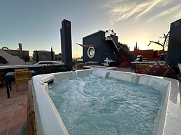 Rooftop Jacuzzi! Country-style 4 Bedroom Cottage