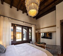 Rooftop Jacuzzi! Country-style 4 Bedroom Cottage