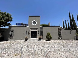 Rooftop Jacuzzi! Country-style 4 Bedroom Cottage