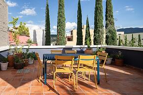 Rooftop Jacuzzi! Country-style 4 Bedroom Cottage