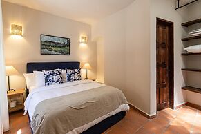 Rooftop Jacuzzi! Country-style 4 Bedroom Cottage