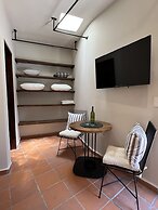 Rooftop Jacuzzi! Country-style 4 Bedroom Cottage