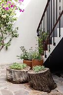 Rooftop Jacuzzi! Country-style 4 Bedroom Cottage