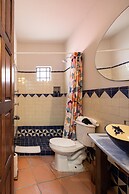 Rooftop Jacuzzi! Country-style 4 Bedroom Cottage