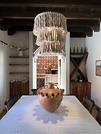 Rooftop Jacuzzi! Country-style 4 Bedroom Cottage