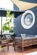 Rooftop Jacuzzi! Country-style 4 Bedroom Cottage