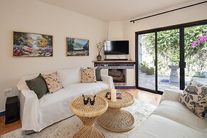 Rooftop Jacuzzi! Country-style 4 Bedroom Cottage