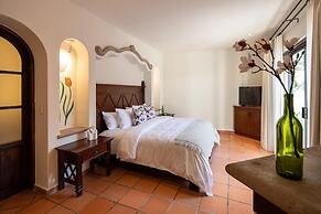 Rooftop Jacuzzi! Country-style 4 Bedroom Cottage