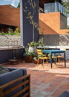 Rooftop Jacuzzi! Country-style 4 Bedroom Cottage