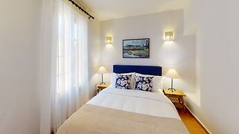 Rooftop Jacuzzi! Country-style 4 Bedroom Cottage