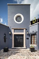 Rooftop Jacuzzi! Country-style 4 Bedroom Cottage